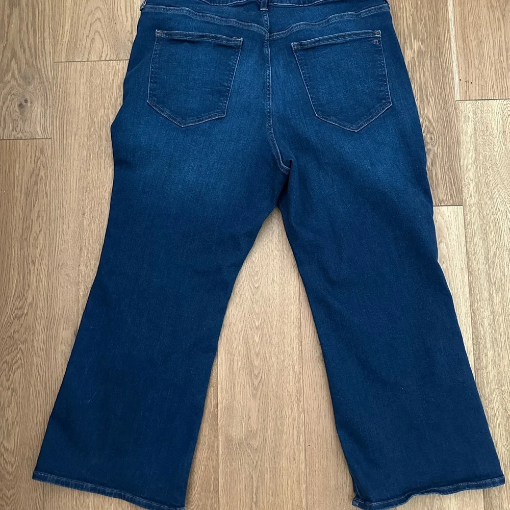The Madewell Flare Crop Jean in Super Stretch Denim - Osgoode Wash - Picture 4 of 6